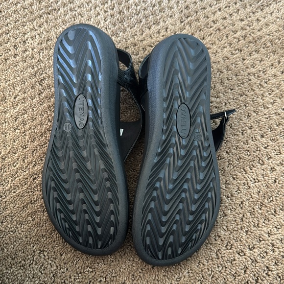 Black Strappy Swim Sandals with Arch Support! 🩴 - Picture 2 of 4